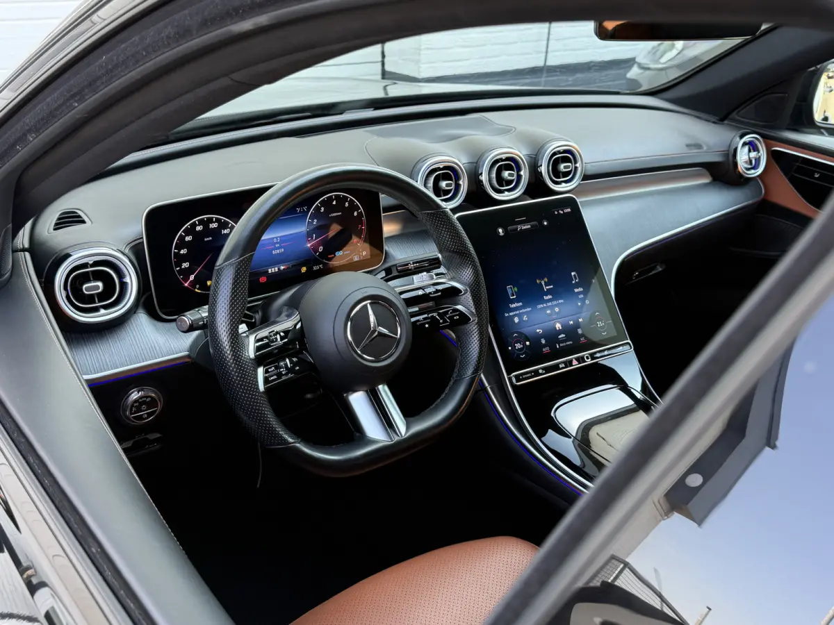 180 AMG Line | CarPlay | Camera | DAB+ | Bicolor | LED