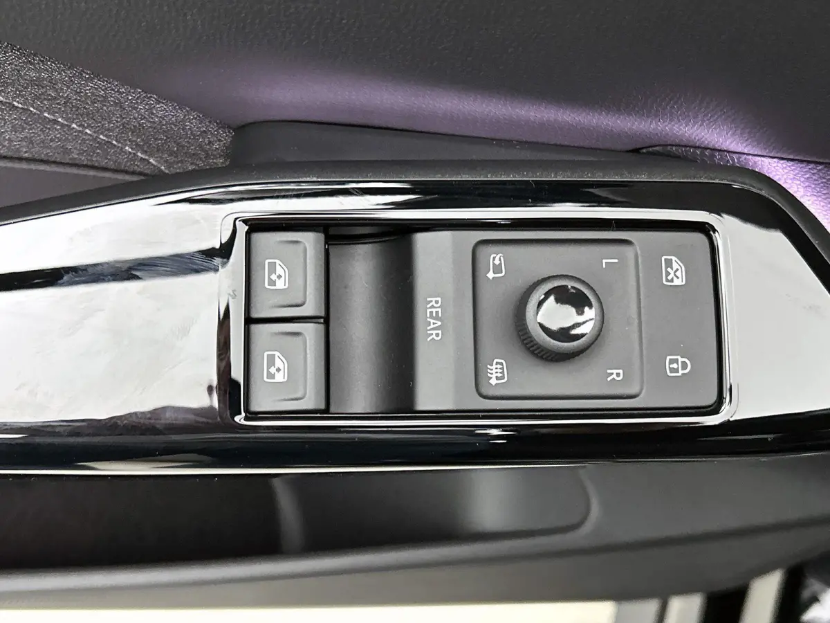 Pro Limited Edition 59 kWh | 204 PK | EM | Panorama Dak | Stoel en Stuurverwarming | Apple Carplay / Android Auto |