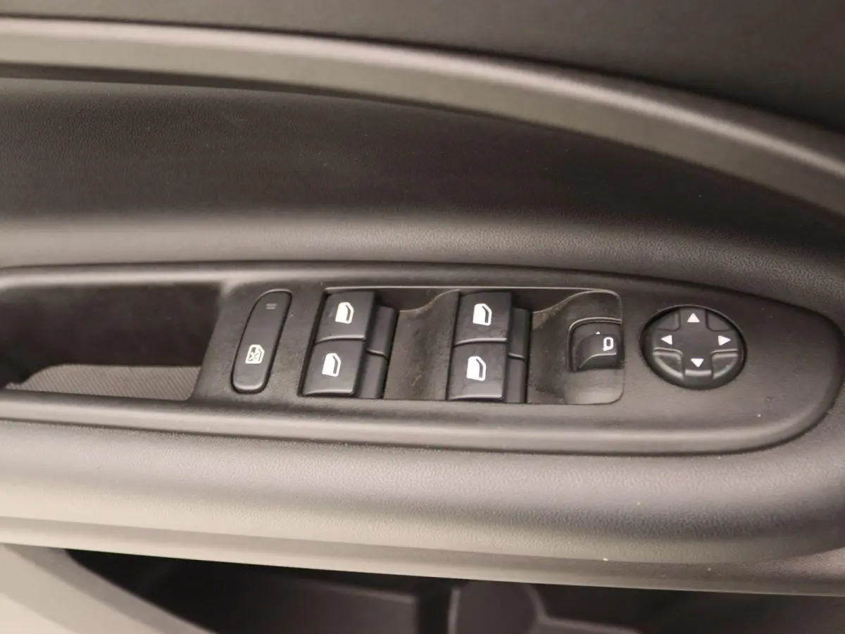 1.2 e-Hybrid Altitude | Camera | Climate control | Apple Carplay/Android Auto