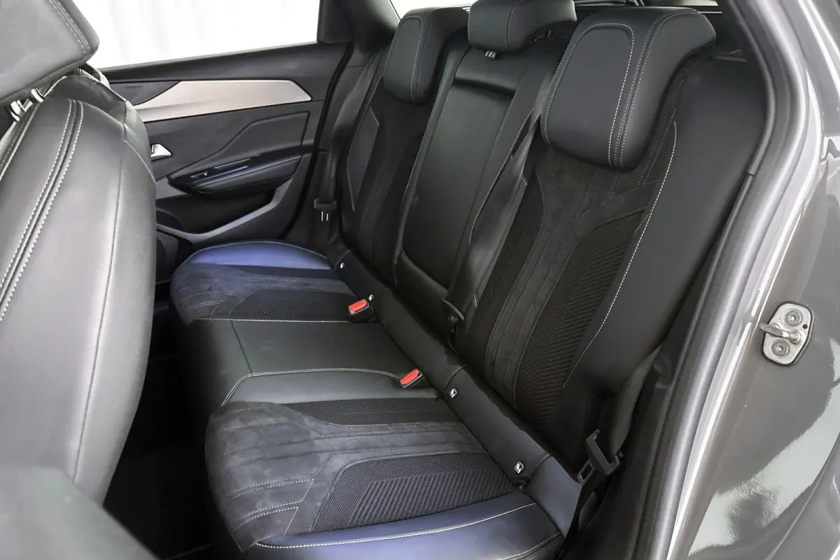 1.6 Plug-in Hybrid 180 GT Pano Trekhaak Stuur-Stoelverwarming Massage 360 Camera