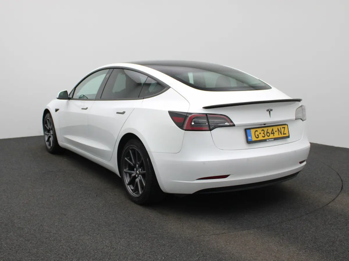Standard RWD Plus 60 kWh | Panoramadak | Stoelverwarming | Climate Control | LED |