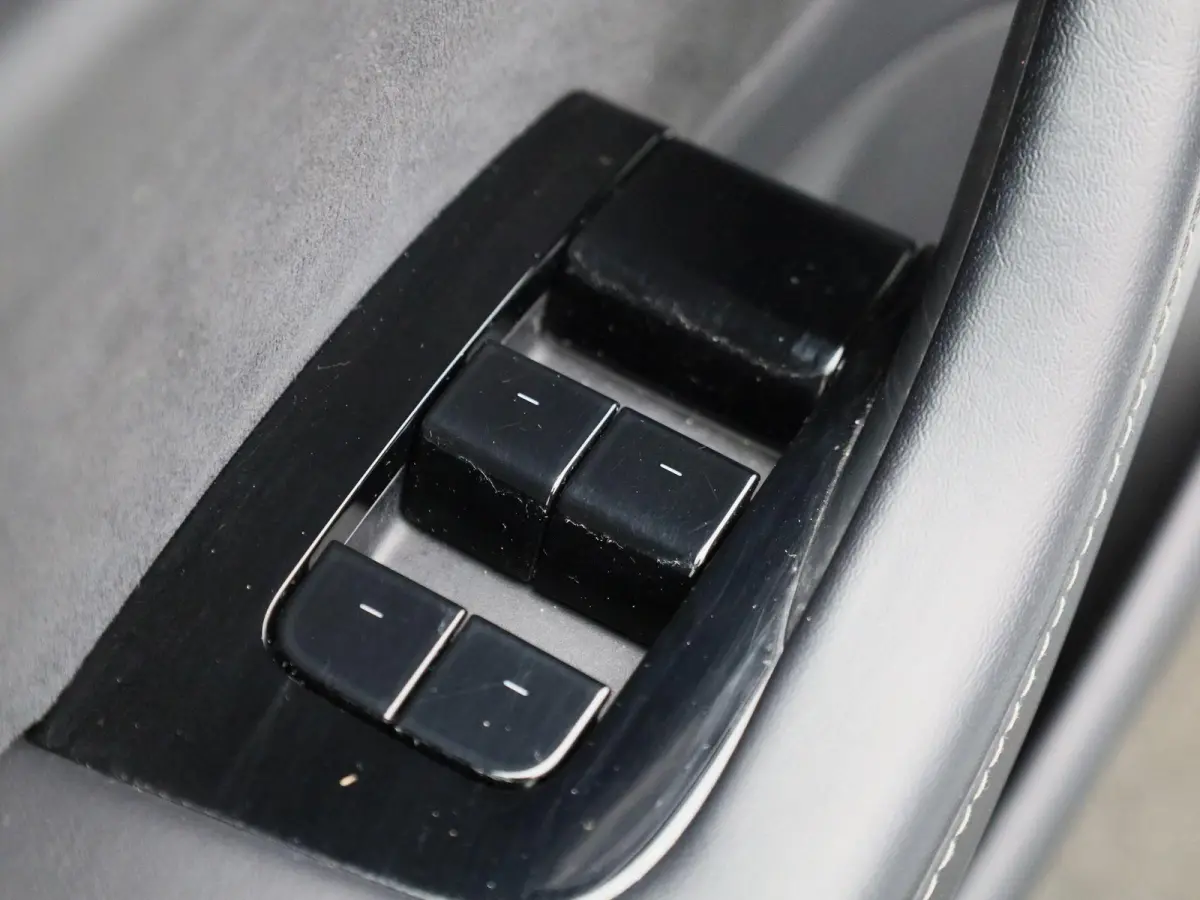Standard RWD Plus 60 kWh | Panoramadak | Stoelverwarming | Climate Control | LED |