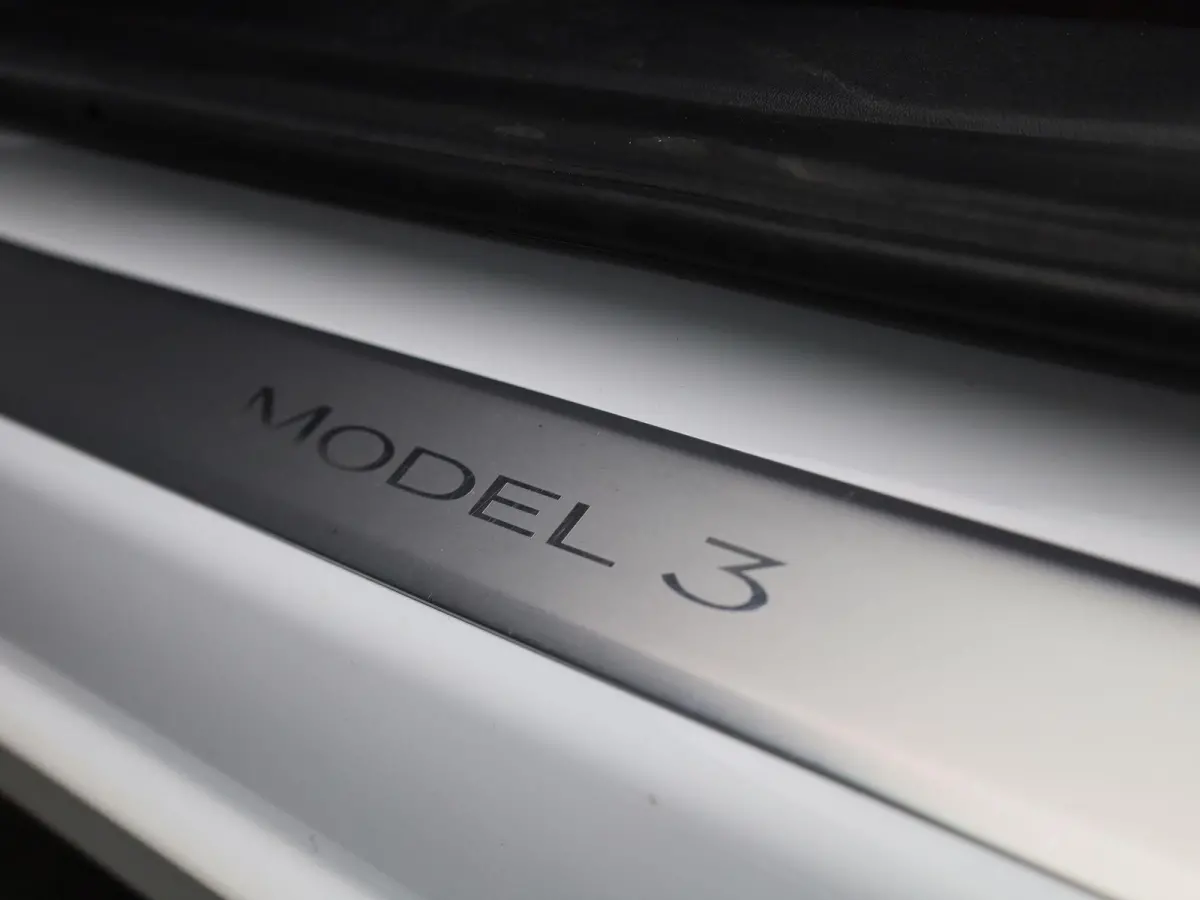 Standard RWD Plus 60 kWh | Panoramadak | Stoelverwarming | Climate Control | LED |