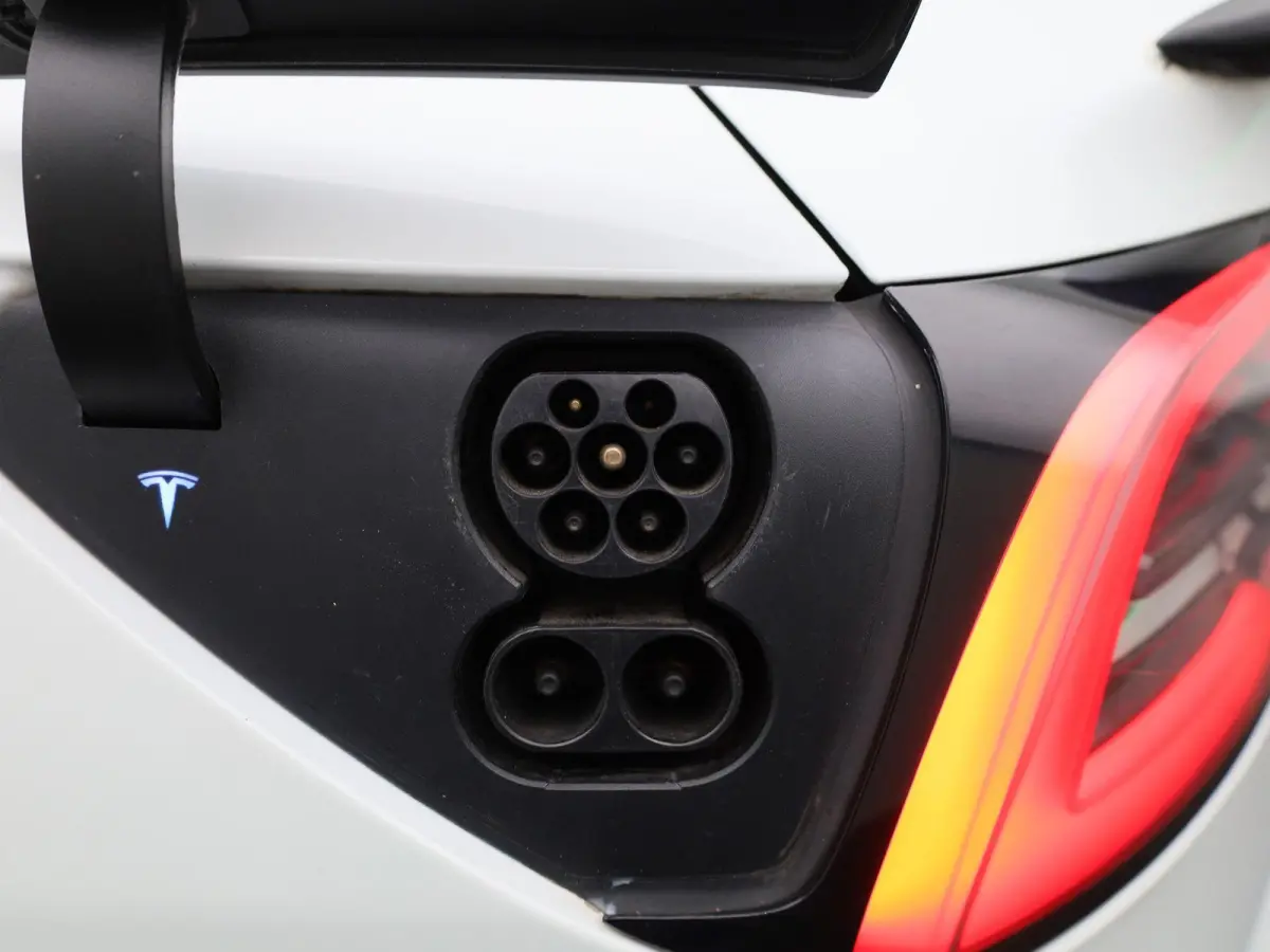 Standard RWD Plus 60 kWh | Panoramadak | Stoelverwarming | Climate Control | LED |