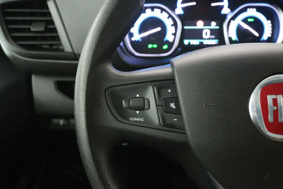 Elektrisch L2H1 75 kWh | Snelladen | SOH 96% | Airco | Camera | Cruise | 3 Zits | Trekhaak | Carplay