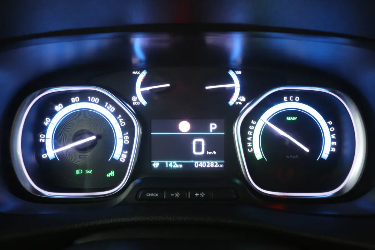 Elektrisch L2H1 75 kWh | Snelladen | SOH 96% | Airco | Camera | Cruise | 3 Zits | Trekhaak | Carplay