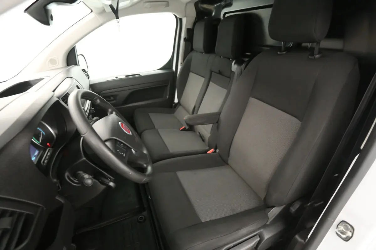 Elektrisch L2H1 75 kWh | Snelladen | SOH 96% | Airco | Camera | Cruise | 3 Zits | Trekhaak | Carplay