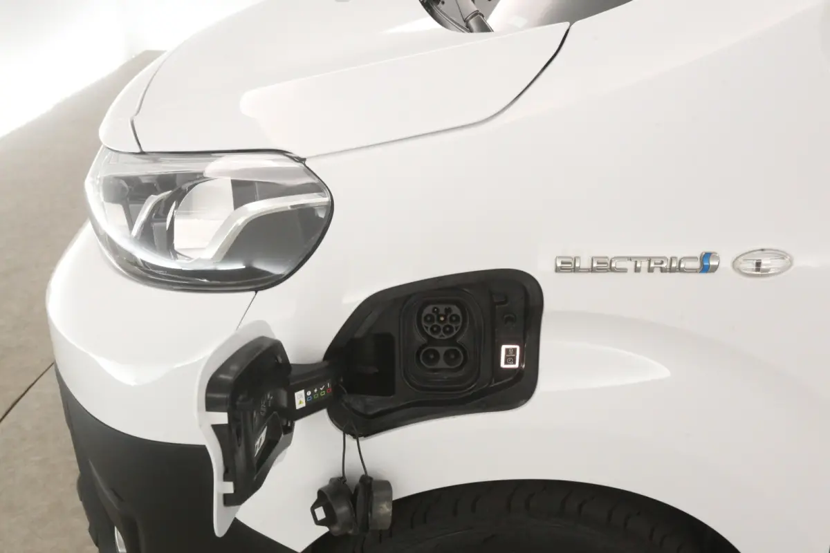 Elektrisch 50 kWh L2H1 | Snelladen | SOH 99% | Airco | Cruise | 3 Zits