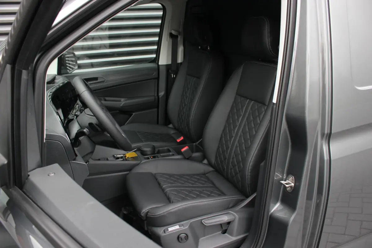 2.0 TDI JB- EDITION / MAXTRON / SIDE- BARS / VERLAGING / ELEK- PAKKET / PDC / CAMERA / BLACK OPS / FULL