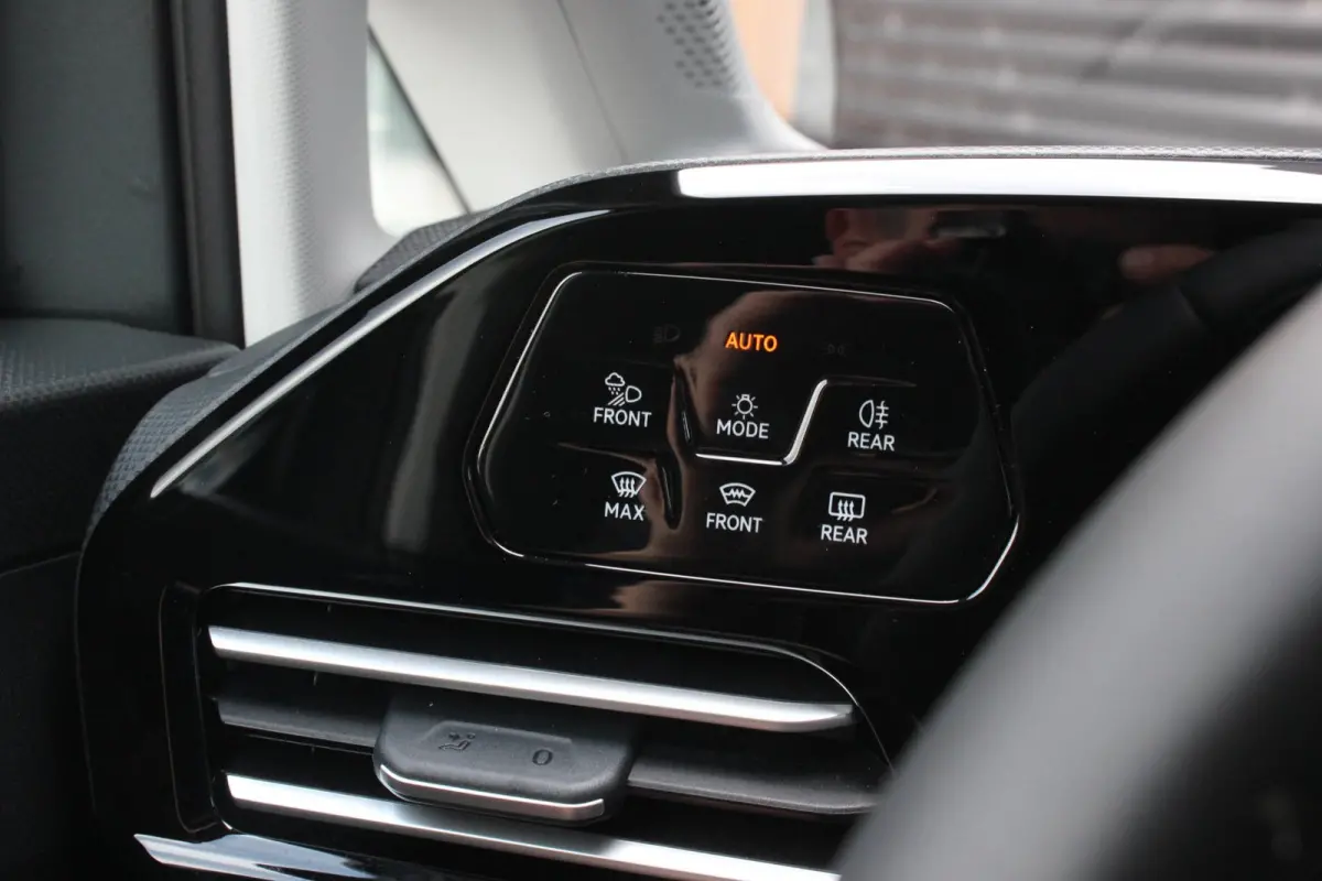 2.0 TDI JB- EDITION / MAXTRON / SIDE- BARS / VERLAGING / ELEK- PAKKET / PDC / CAMERA / BLACK OPS / FULL