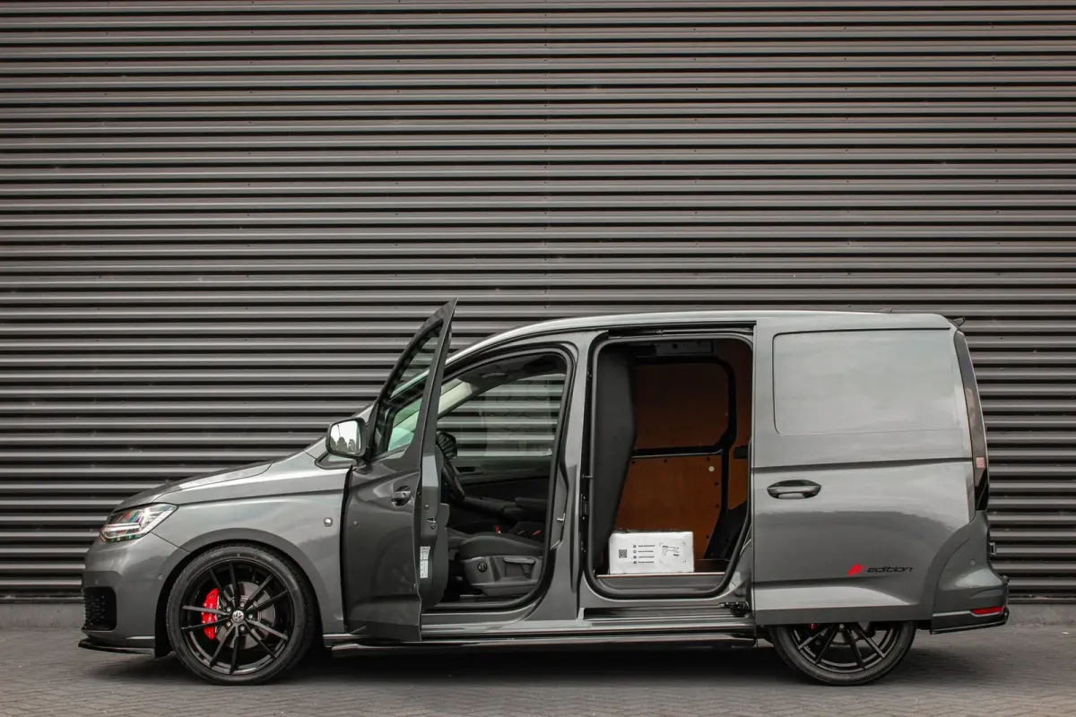 2.0 TDI JB- EDITION / MAXTRON / SIDE- BARS / VERLAGING / ELEK- PAKKET / PDC / CAMERA / BLACK OPS / FULL