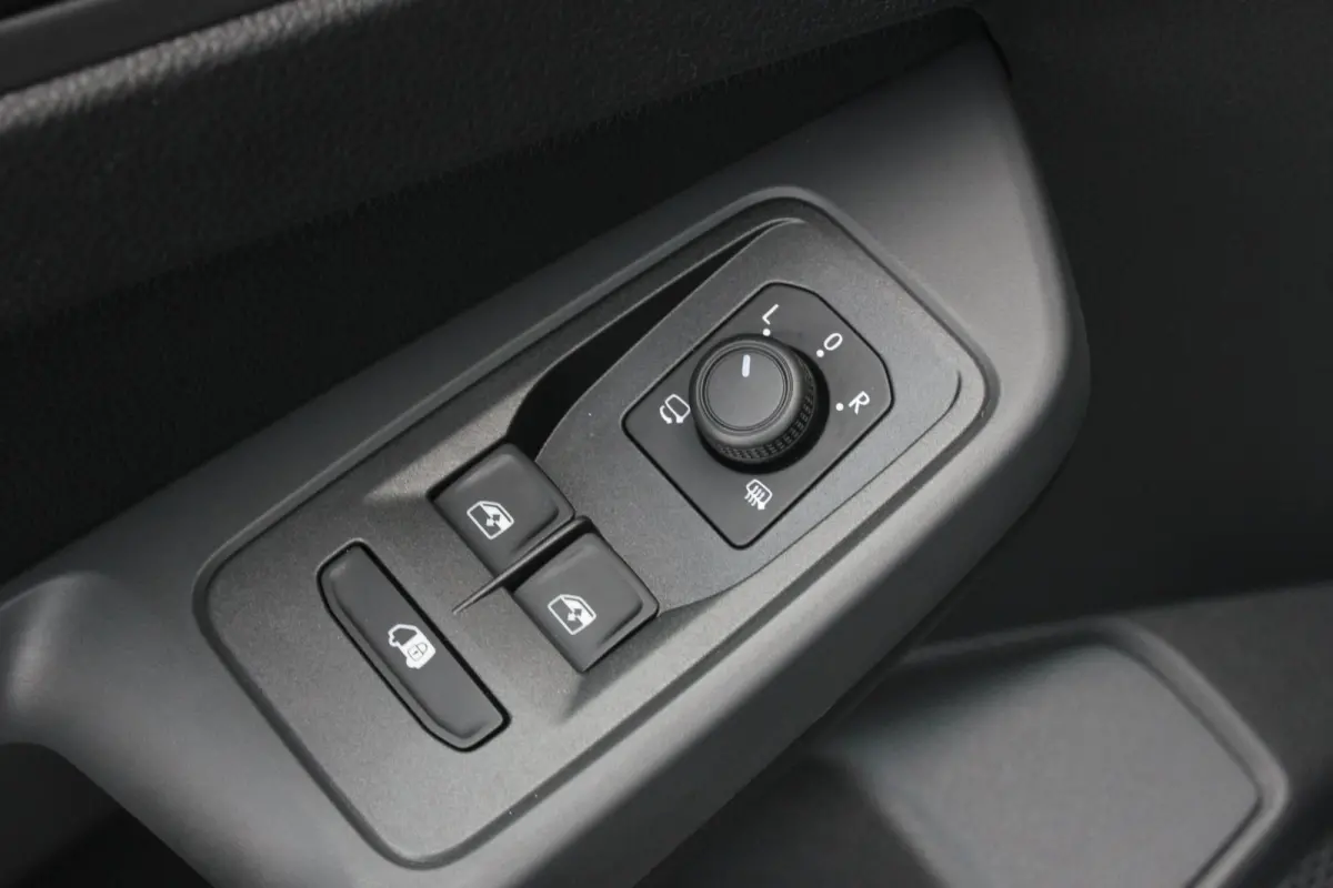 2.0 TDI JB- EDITION / MAXTRON / SIDE- BARS / VERLAGING / ELEK- PAKKET / PDC / CAMERA / BLACK OPS / FULL