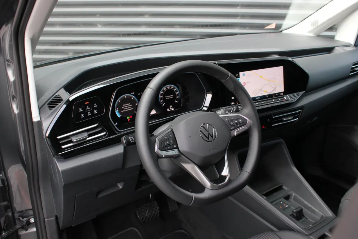 2.0 TDI JB- EDITION / MAXTRON / SIDE- BARS / VERLAGING / ELEK- PAKKET / PDC / CAMERA / BLACK OPS / FULL