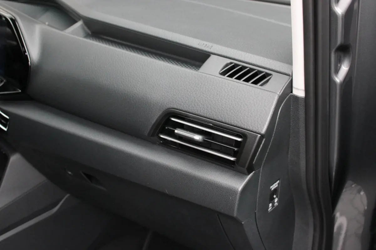 2.0 TDI JB- EDITION / MAXTRON / SIDE- BARS / VERLAGING / ELEK- PAKKET / PDC / CAMERA / BLACK OPS / FULL