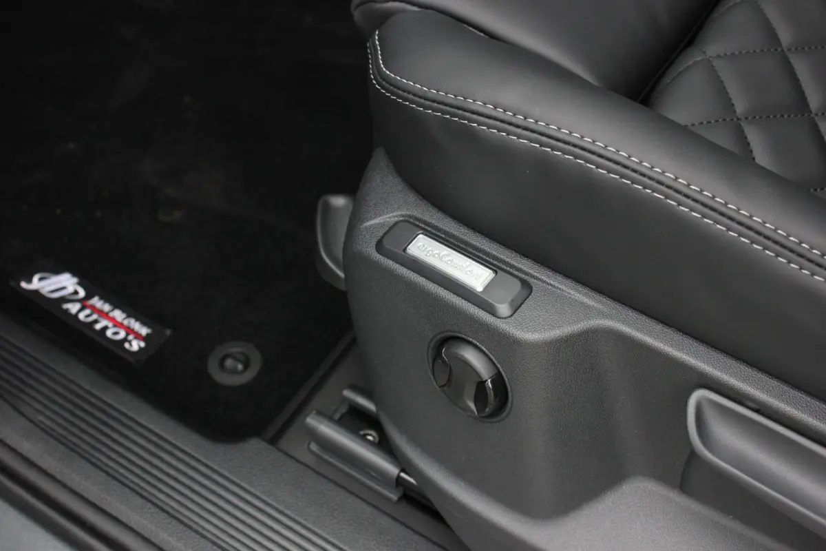 2.0 TDI JB- EDITION / MAXTRON / SIDE- BARS / VERLAGING / ELEK- PAKKET / PDC / CAMERA / BLACK OPS / FULL