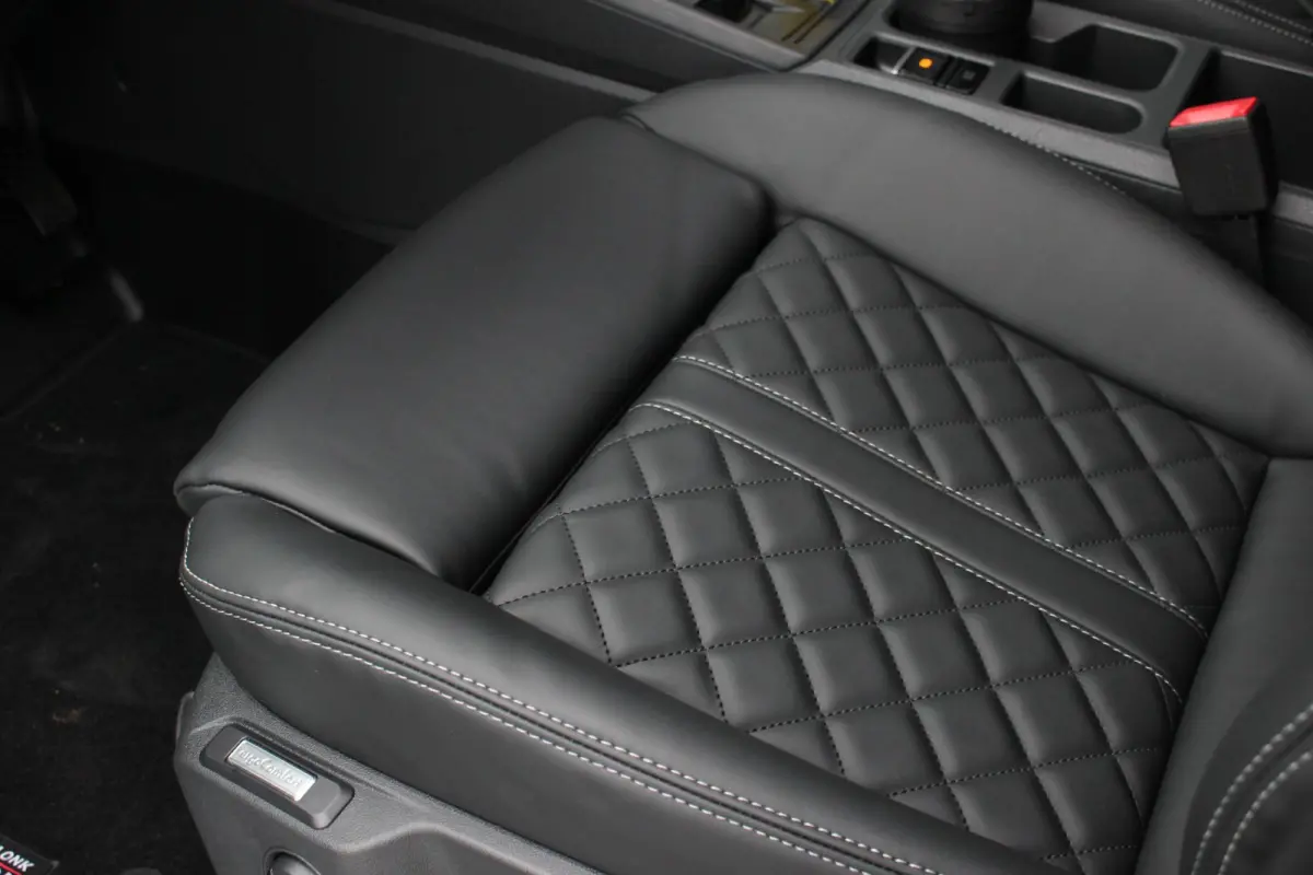 2.0 TDI JB- EDITION / MAXTRON / SIDE- BARS / VERLAGING / ELEK- PAKKET / PDC / CAMERA / BLACK OPS / FULL