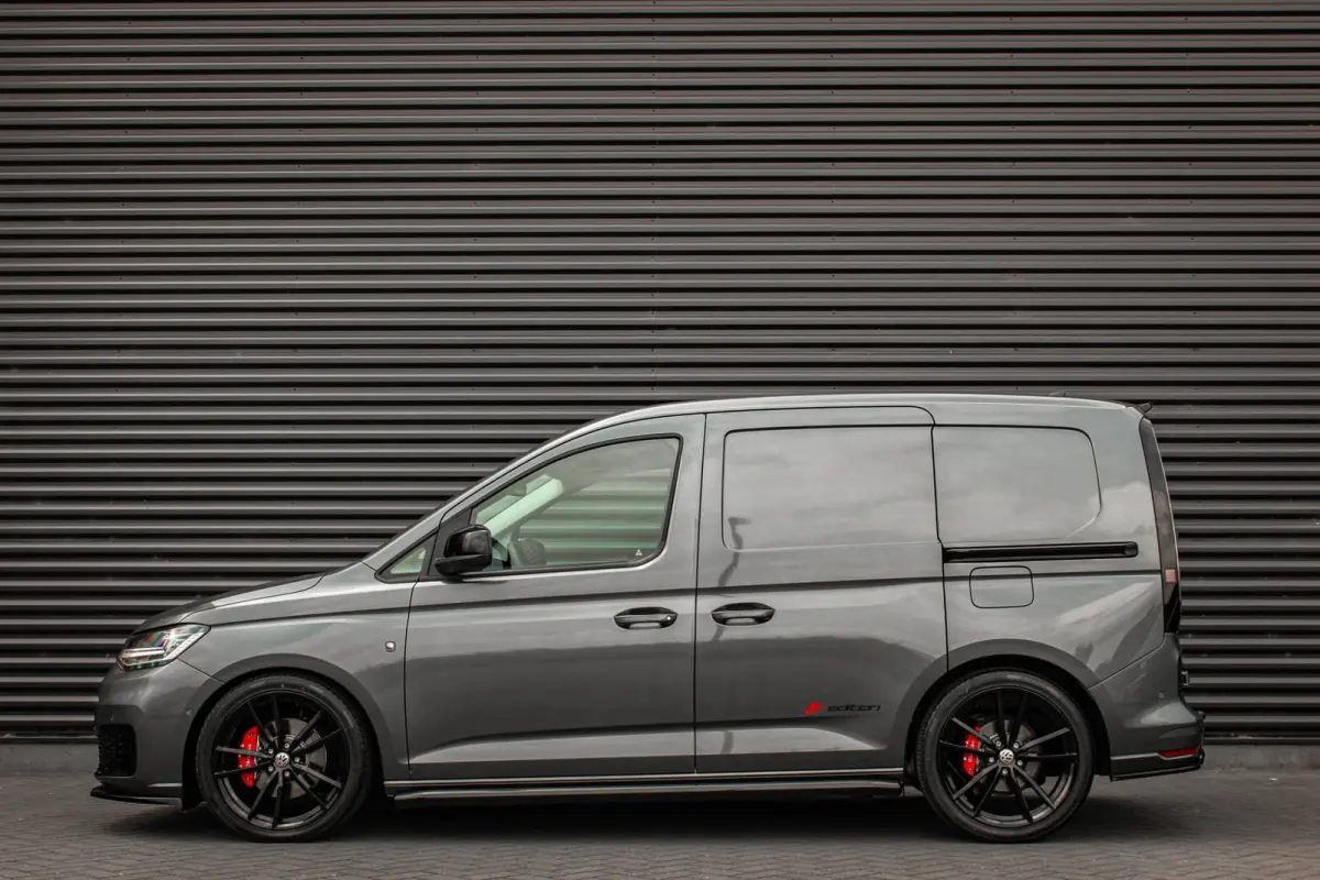 2.0 TDI JB- EDITION / MAXTRON / SIDE- BARS / VERLAGING / ELEK- PAKKET / PDC / CAMERA / BLACK OPS / FULL