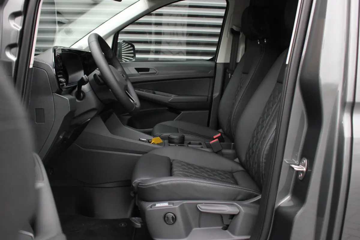 2.0 TDI JB- EDITION / MAXTRON / SIDE- BARS / VERLAGING / ELEK- PAKKET / PDC / CAMERA / BLACK OPS / FULL