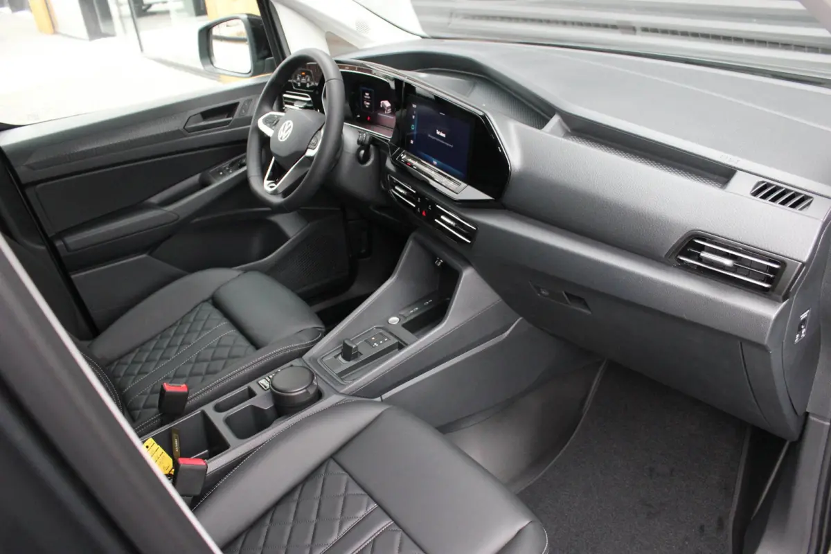 2.0 TDI JB- EDITION / MAXTRON / SIDE- BARS / VERLAGING / ELEK- PAKKET / PDC / CAMERA / BLACK OPS / FULL