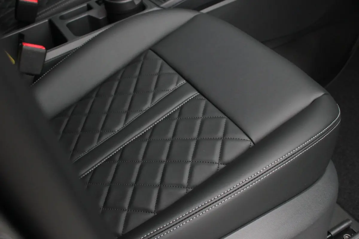 2.0 TDI JB- EDITION / MAXTRON / SIDE- BARS / VERLAGING / ELEK- PAKKET / PDC / CAMERA / BLACK OPS / FULL