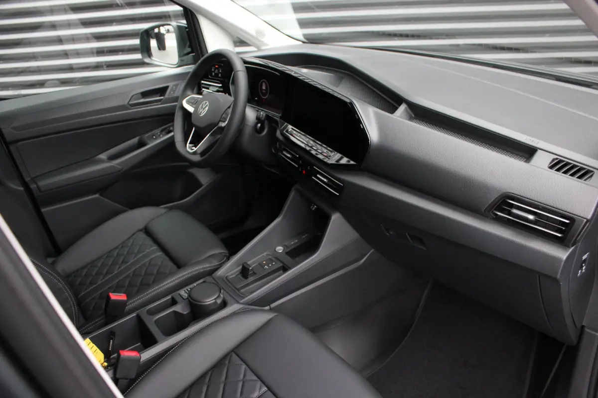 2.0 TDI JB- EDITION / MAXTRON / SIDE- BARS / VERLAGING / ELEK- PAKKET / PDC / CAMERA / BLACK OPS / FULL