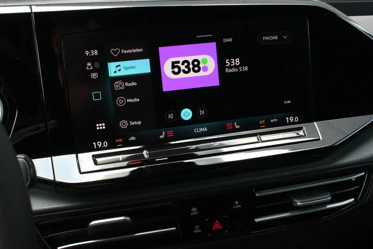 2.0 TDI JB- EDITION / MAXTRON / SIDE- BARS / VERLAGING / ELEK- PAKKET / PDC / CAMERA / BLACK OPS / FULL