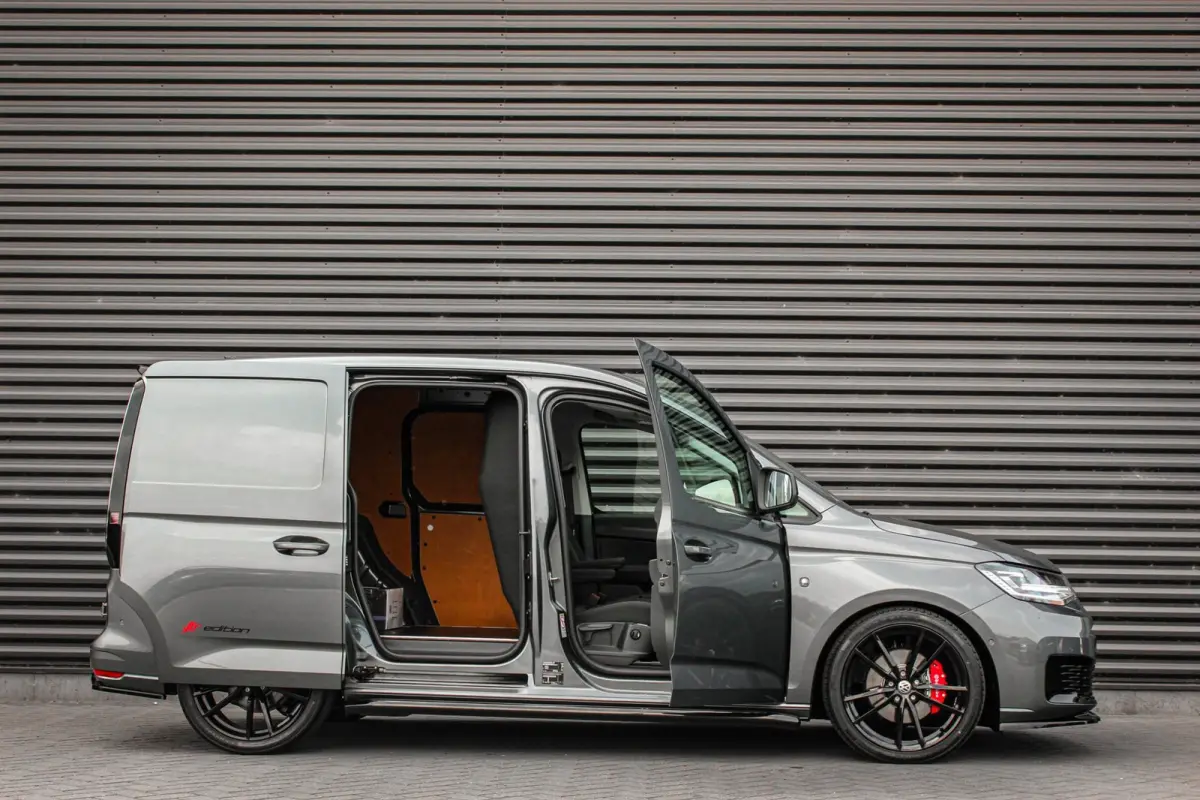 2.0 TDI JB- EDITION / MAXTRON / SIDE- BARS / VERLAGING / ELEK- PAKKET / PDC / CAMERA / BLACK OPS / FULL
