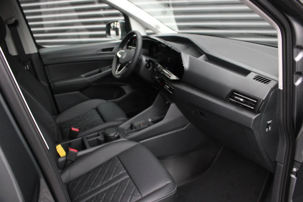 2.0 TDI JB- EDITION / MAXTRON / SIDE- BARS / VERLAGING / ELEK- PAKKET / PDC / CAMERA / BLACK OPS / FULL