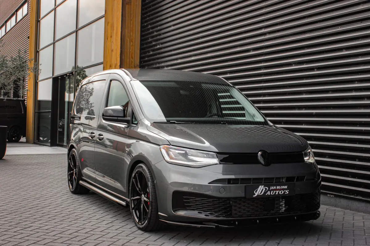 2.0 TDI JB- EDITION / MAXTRON / SIDE- BARS / VERLAGING / ELEK- PAKKET / PDC / CAMERA / BLACK OPS / FULL