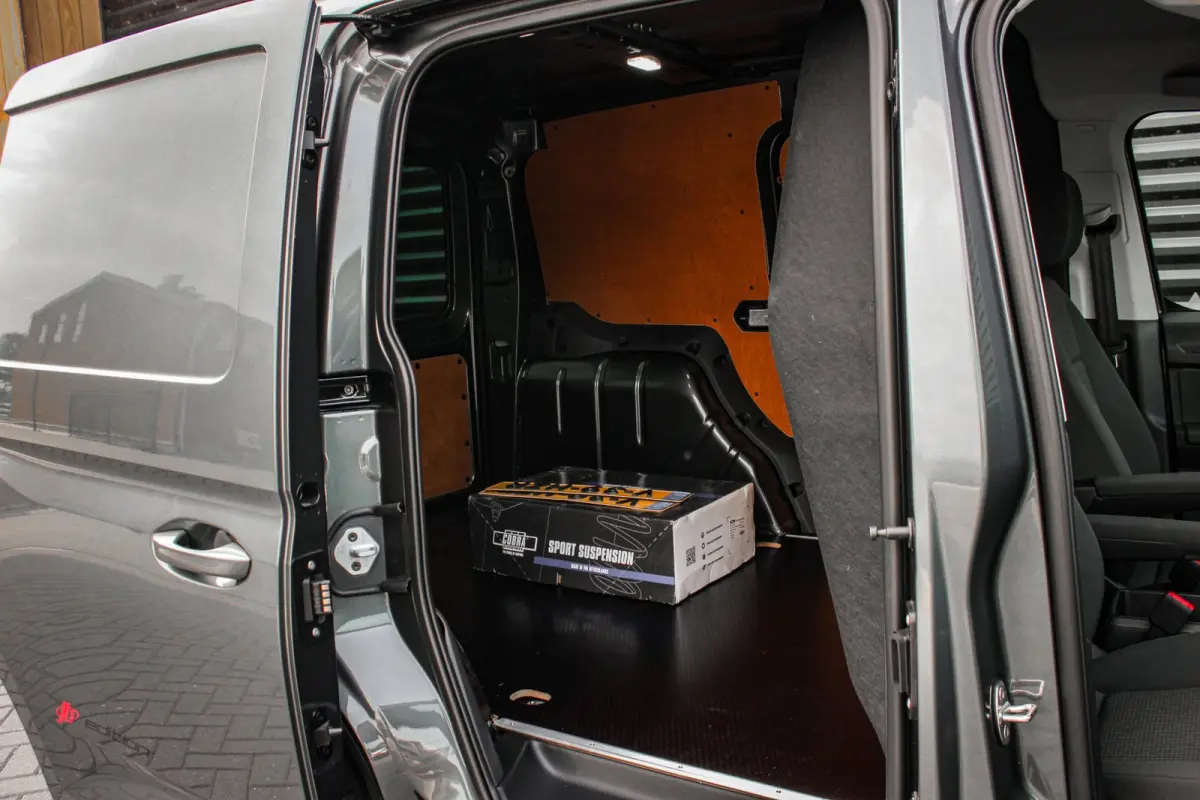 2.0 TDI JB- EDITION / MAXTRON / SIDE- BARS / VERLAGING / ELEK- PAKKET / PDC / CAMERA / BLACK OPS / FULL