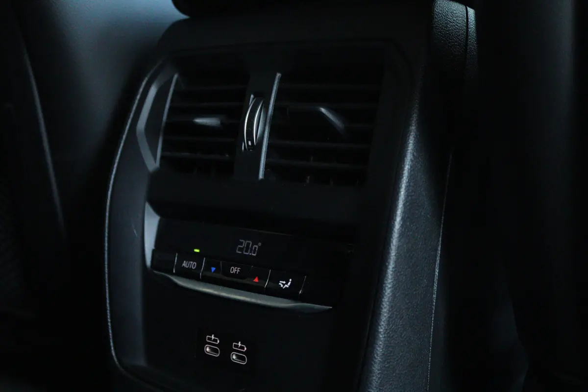 320e Business Edition Plus M-Sport | 96% SoH | Cruise Control | Camera | Climate Control | Navi | Carplay | HiFi | LED | 18 Inch | Getint Glas