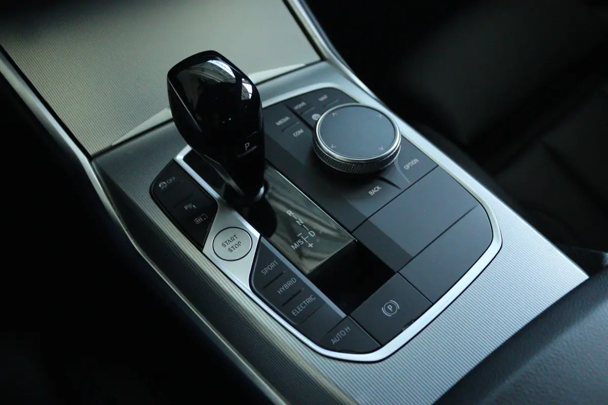 320e Business Edition Plus M-Sport | 96% SoH | Cruise Control | Camera | Climate Control | Navi | Carplay | HiFi | LED | 18 Inch | Getint Glas