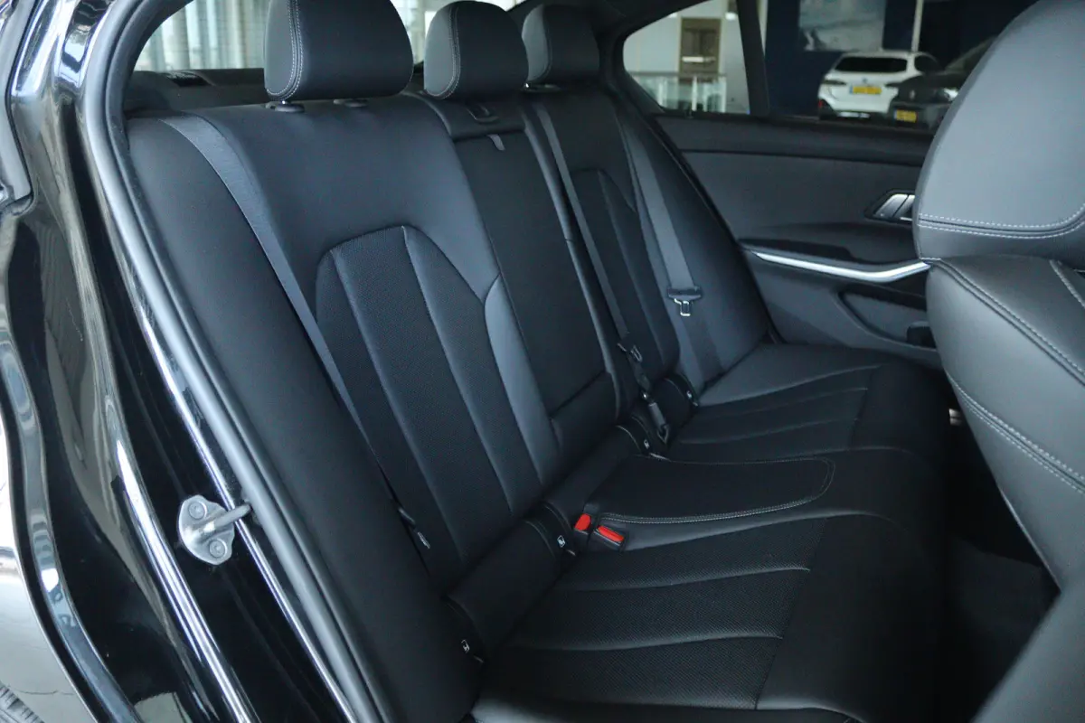 320e Business Edition Plus M-Sport | 96% SoH | Cruise Control | Camera | Climate Control | Navi | Carplay | HiFi | LED | 18 Inch | Getint Glas