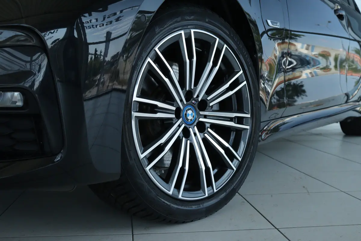 320e Business Edition Plus M-Sport | 96% SoH | Cruise Control | Camera | Climate Control | Navi | Carplay | HiFi | LED | 18 Inch | Getint Glas