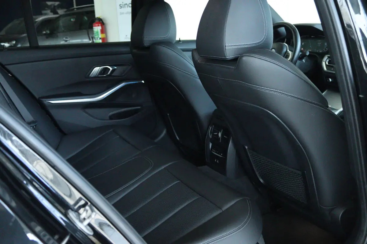 320e Business Edition Plus M-Sport | 96% SoH | Cruise Control | Camera | Climate Control | Navi | Carplay | HiFi | LED | 18 Inch | Getint Glas