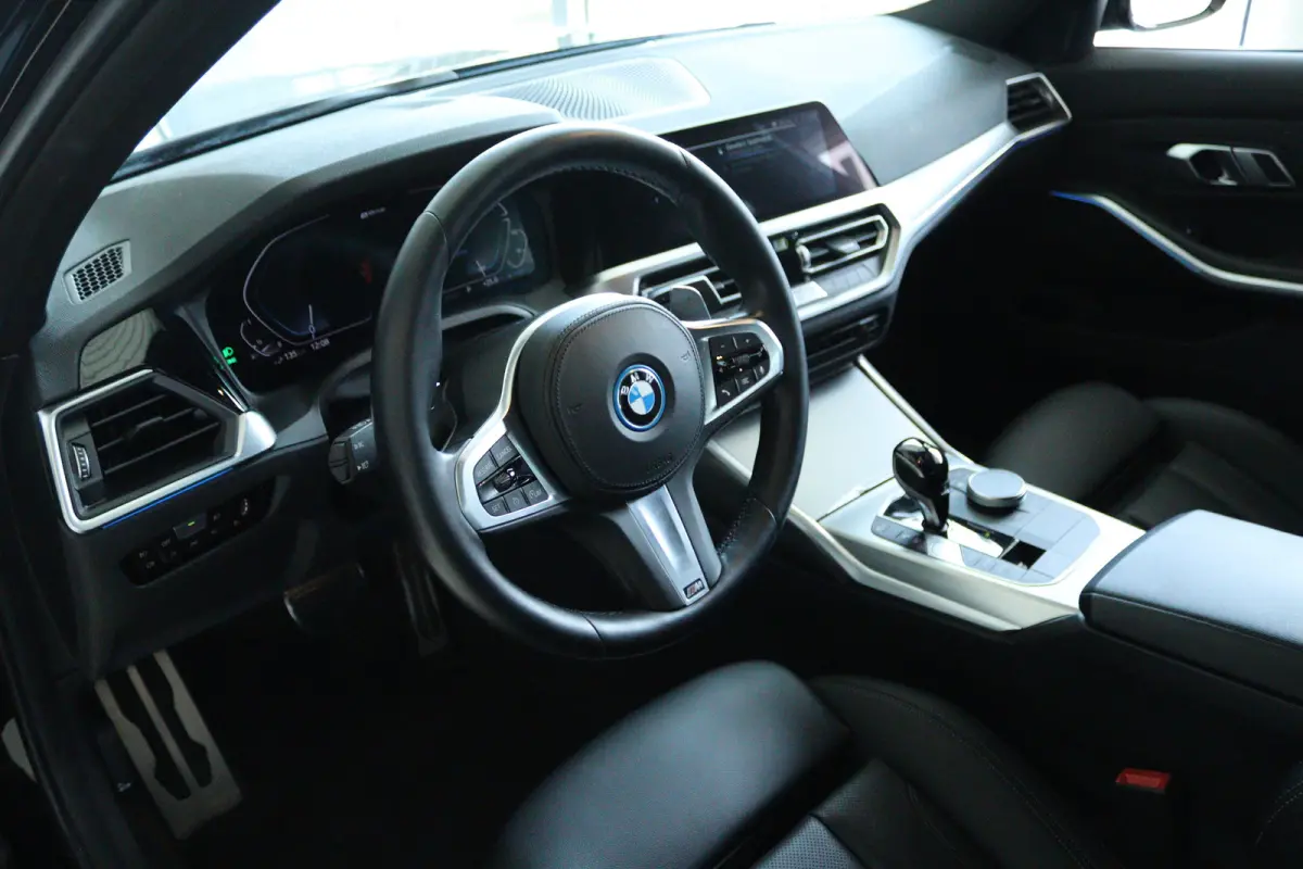 320e Business Edition Plus M-Sport | 96% SoH | Cruise Control | Camera | Climate Control | Navi | Carplay | HiFi | LED | 18 Inch | Getint Glas