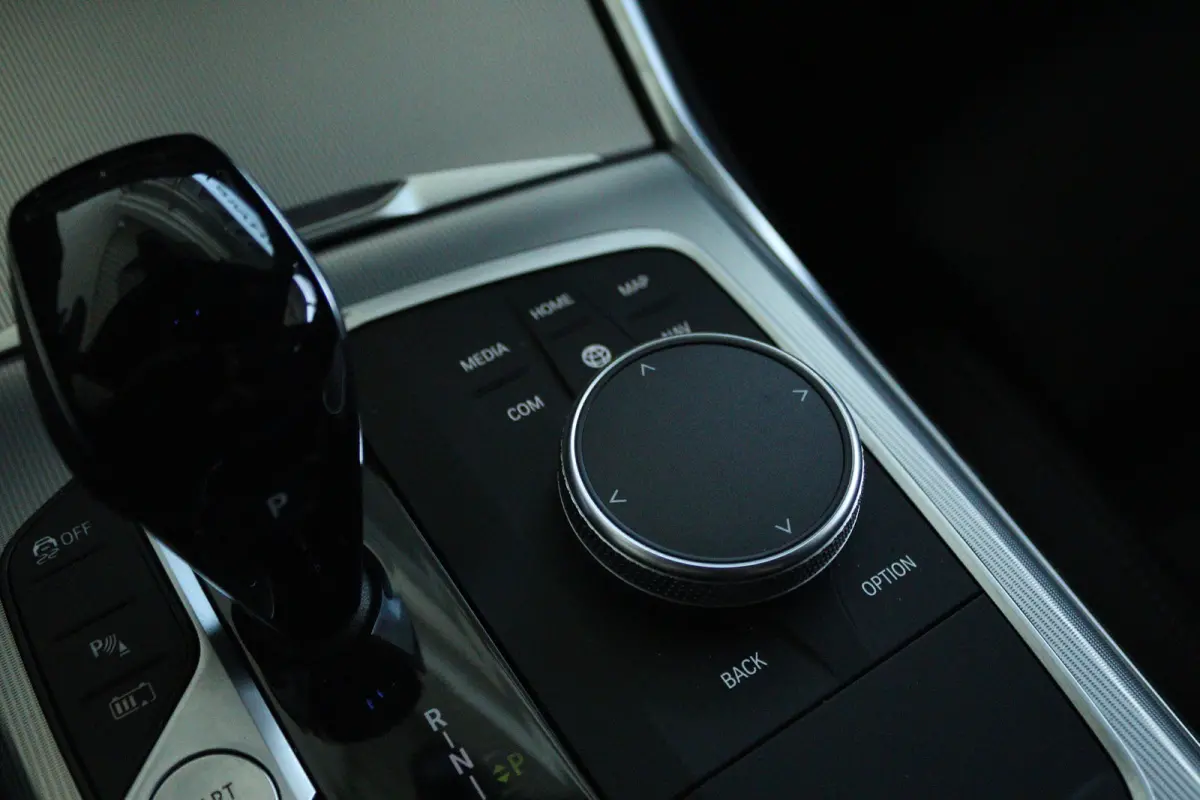 320e Business Edition Plus M-Sport | 96% SoH | Cruise Control | Camera | Climate Control | Navi | Carplay | HiFi | LED | 18 Inch | Getint Glas