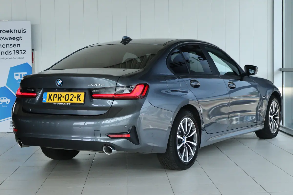330e Business Edition Plus | Cruise Control | Camera | Stoelverwarming | LEDER | Carplay | Navi | Climate | 17 Inch |