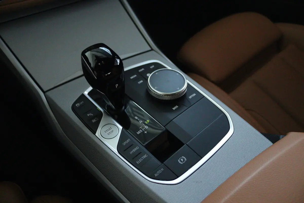 330e Business Edition Plus | Cruise Control | Camera | Stoelverwarming | LEDER | Carplay | Navi | Climate | 17 Inch |