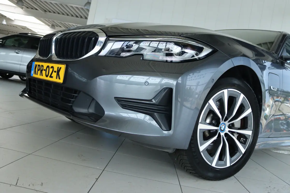 330e Business Edition Plus | Cruise Control | Camera | Stoelverwarming | LEDER | Carplay | Navi | Climate | 17 Inch |