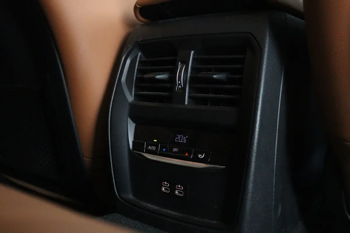 330e Business Edition Plus | Cruise Control | Camera | Stoelverwarming | LEDER | Carplay | Navi | Climate | 17 Inch |