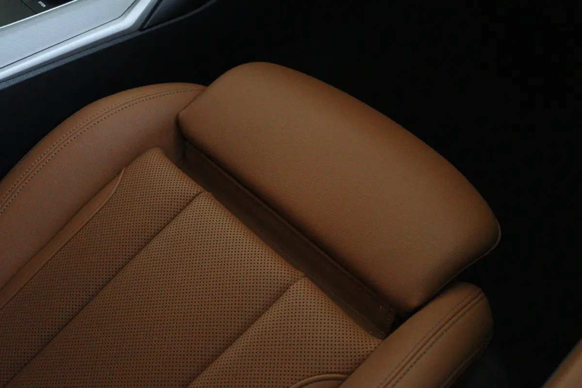 330e Business Edition Plus | Cruise Control | Camera | Stoelverwarming | LEDER | Carplay | Navi | Climate | 17 Inch |