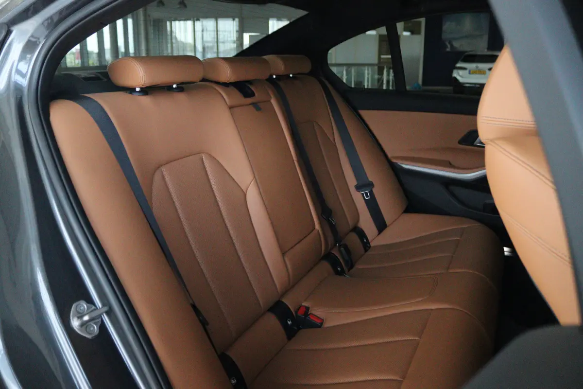 330e Business Edition Plus | Cruise Control | Camera | Stoelverwarming | LEDER | Carplay | Navi | Climate | 17 Inch |