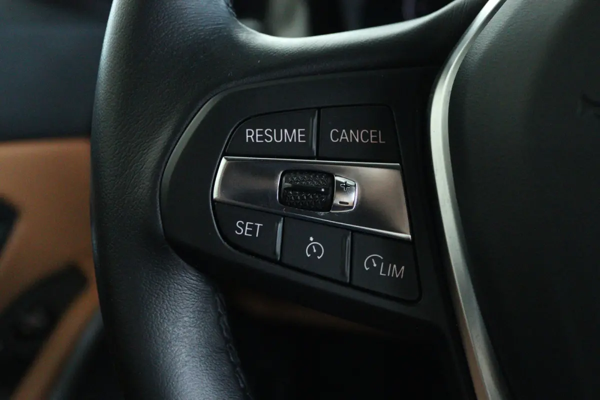 330e Business Edition Plus | Cruise Control | Camera | Stoelverwarming | LEDER | Carplay | Navi | Climate | 17 Inch |