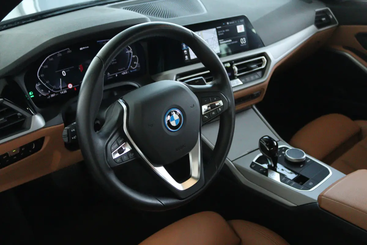 330e Business Edition Plus | Cruise Control | Camera | Stoelverwarming | LEDER | Carplay | Navi | Climate | 17 Inch |