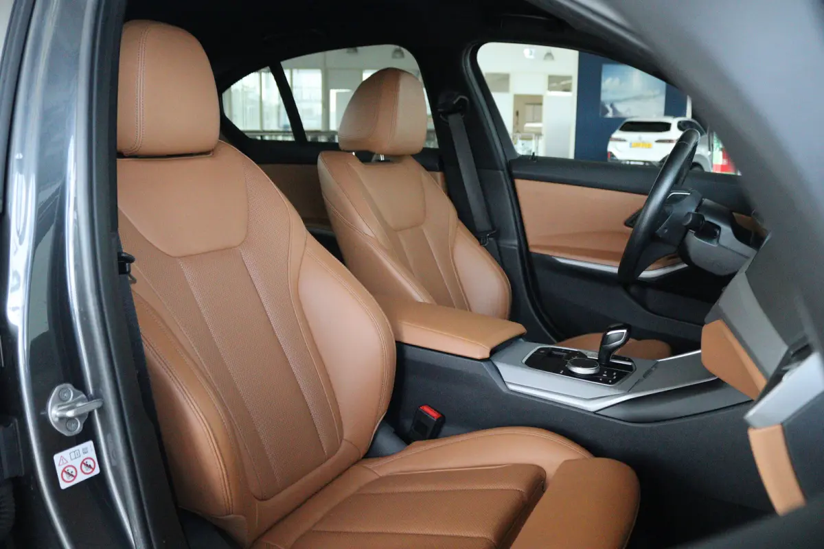 330e Business Edition Plus | Cruise Control | Camera | Stoelverwarming | LEDER | Carplay | Navi | Climate | 17 Inch |