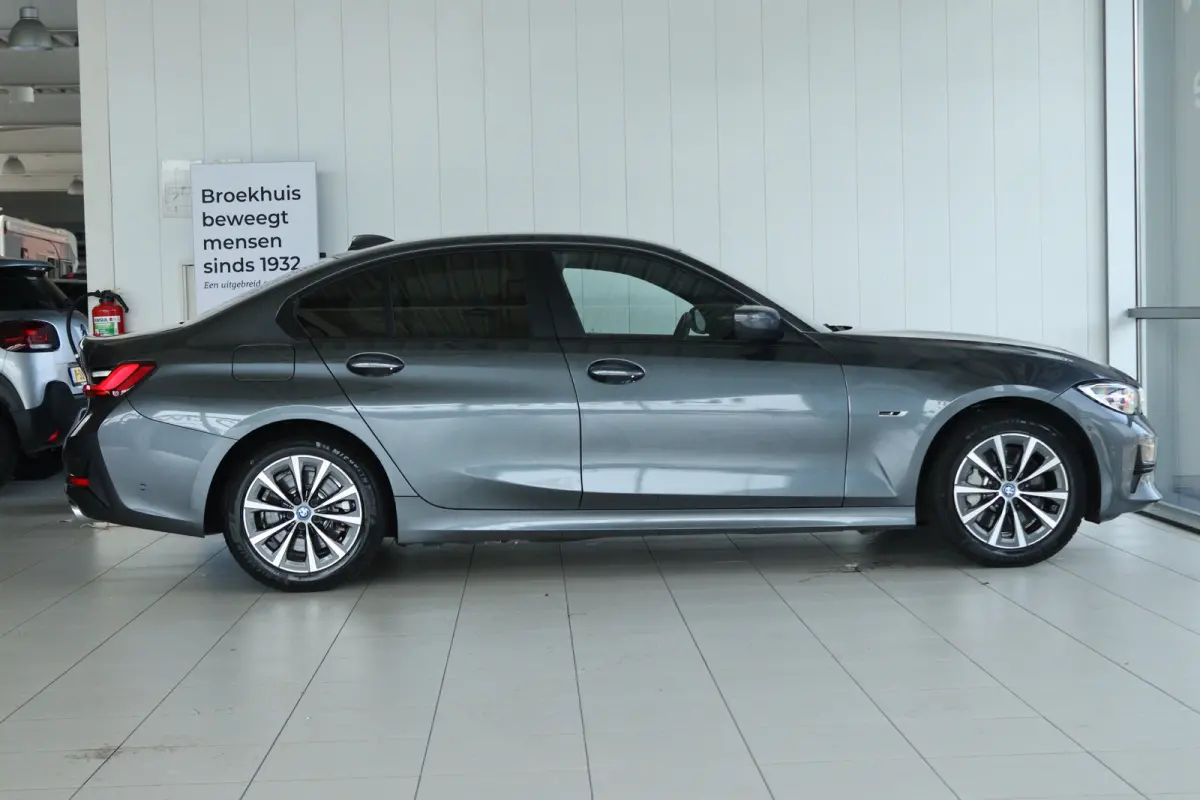 330e Business Edition Plus | Cruise Control | Camera | Stoelverwarming | LEDER | Carplay | Navi | Climate | 17 Inch |