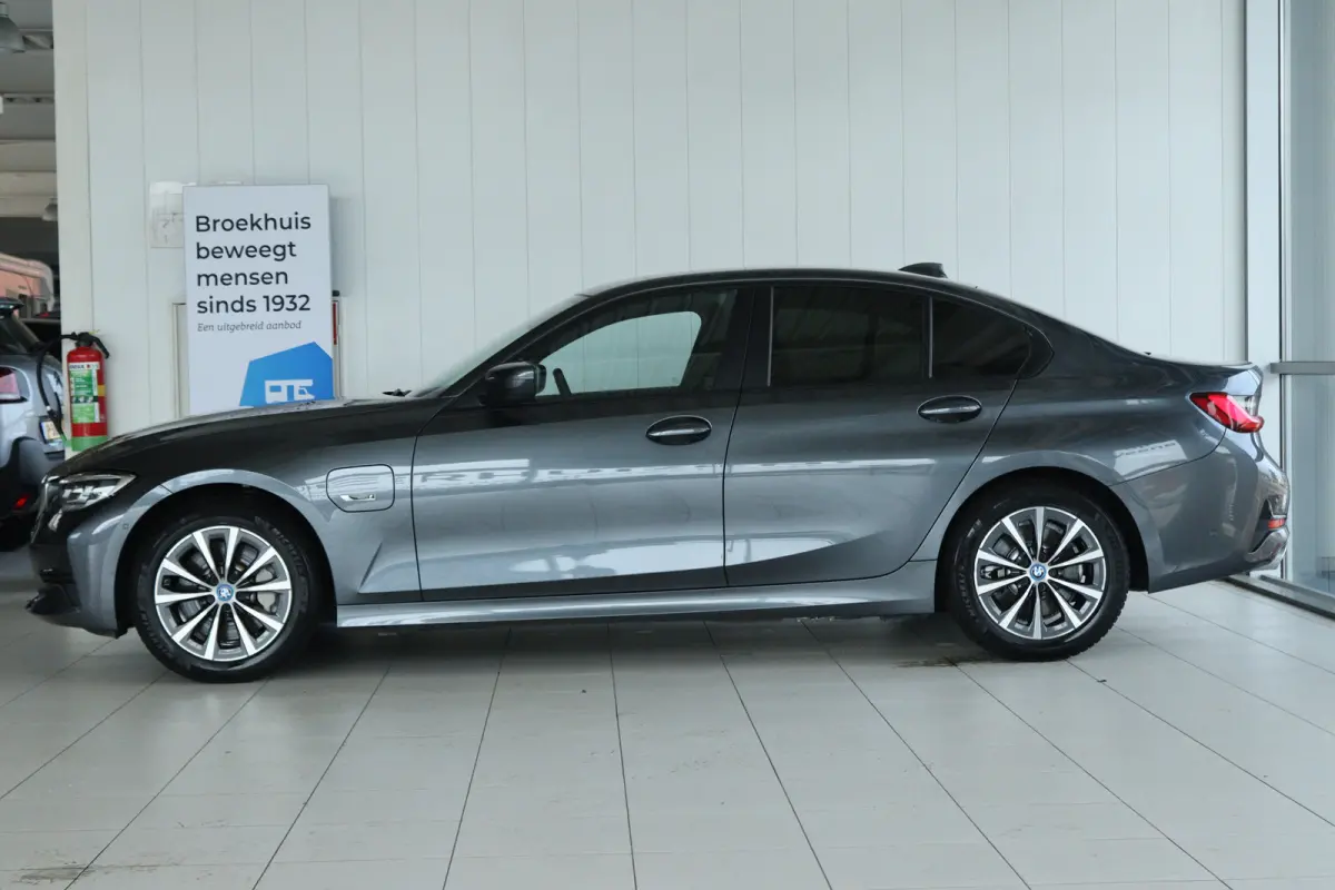 330e Business Edition Plus | Cruise Control | Camera | Stoelverwarming | LEDER | Carplay | Navi | Climate | 17 Inch |