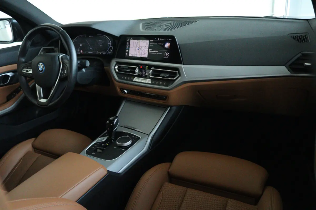 330e Business Edition Plus | Cruise Control | Camera | Stoelverwarming | LEDER | Carplay | Navi | Climate | 17 Inch |