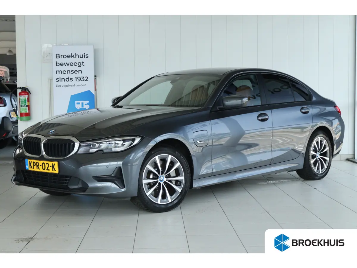 330e Business Edition Plus | Cruise Control | Camera | Stoelverwarming | LEDER | Carplay | Navi | Climate | 17 Inch |